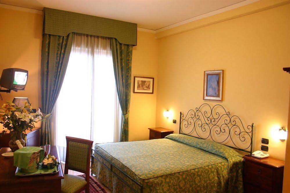 Hotel Primavera Dell'Etna Дзаферана Етнеа Екстериор снимка